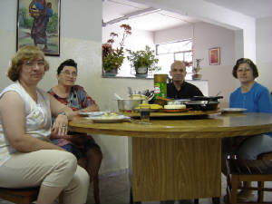 O ex aluno Magalhães almoçando com as Irmãs.